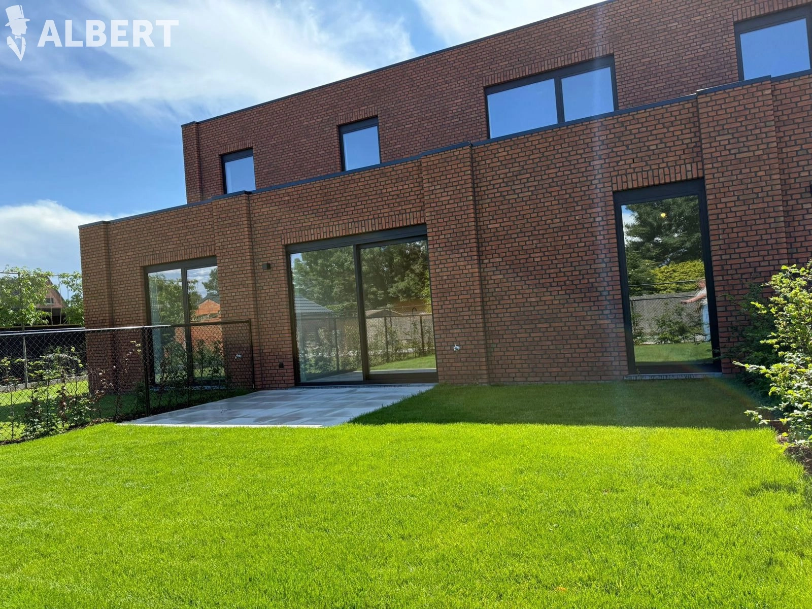 0635540a8ad8425381bb5900724e21b5 photo