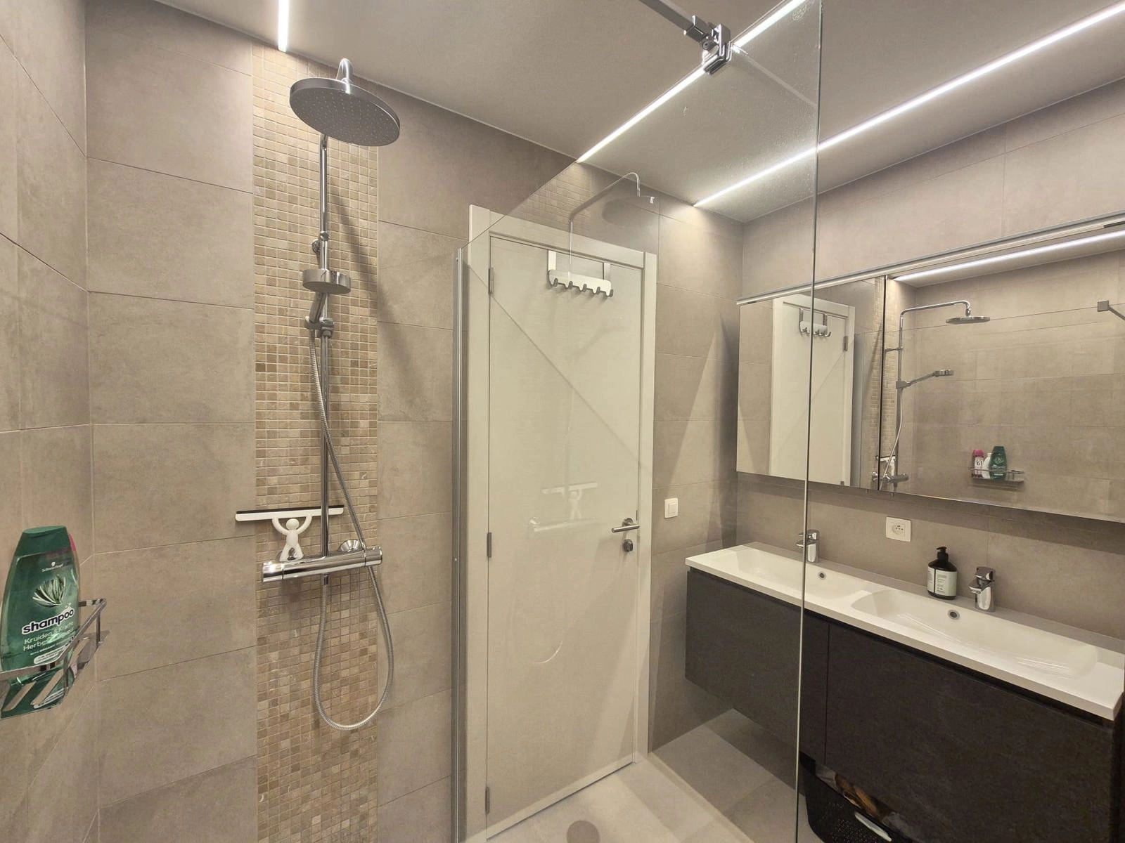 19f6ba8d2eae4640989d90adabe4965c photo