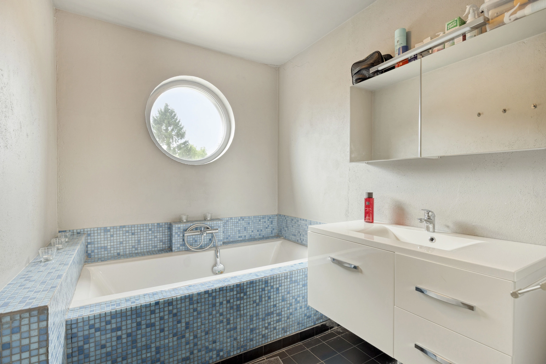 1eb438a5ec6a4021a934134ac5a6b4df photo